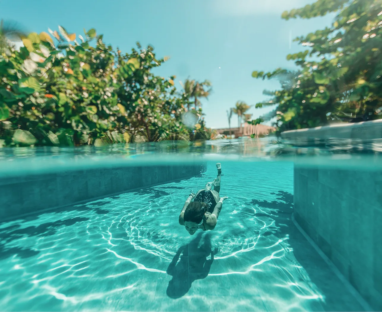 Swimmer in a turquoise pool at Palmaïa